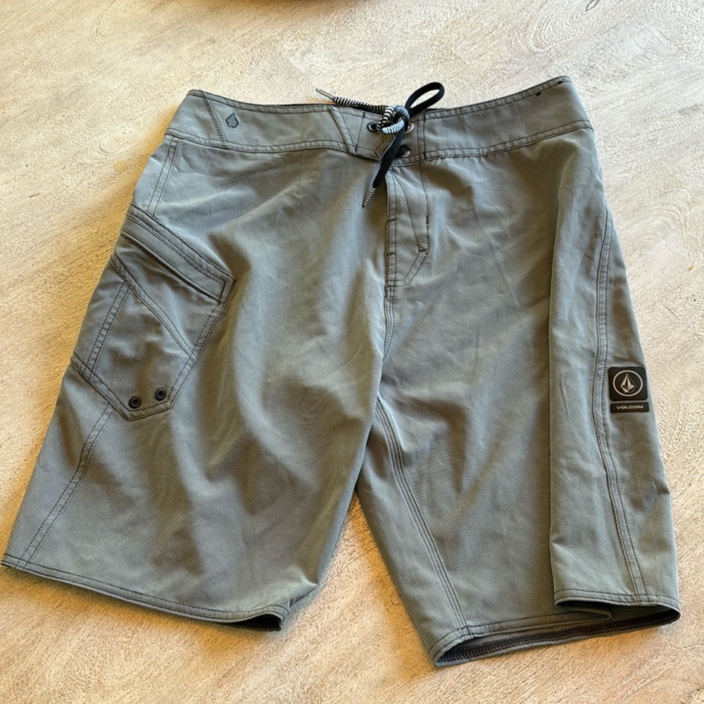 Men's Volcom Beach Surf Surfboard Mod-Tech Grey Shorts Size 32